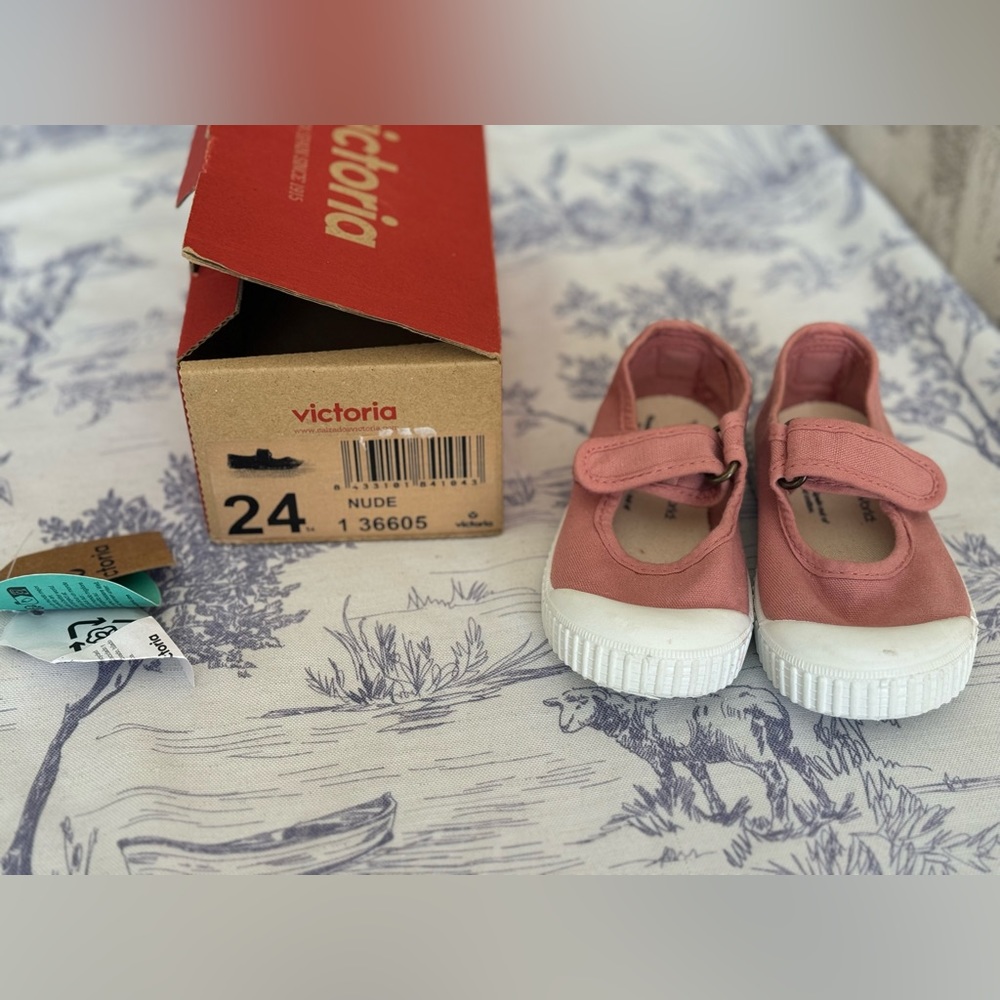 Size 24 nude (pink) Victoria calzados toddler shoes never been worn NWT and box